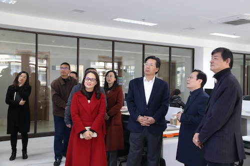 校长尚永丰院士莅临成人视频
走访调研