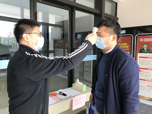 成人视频
唯一进出口进行不接触测温工作