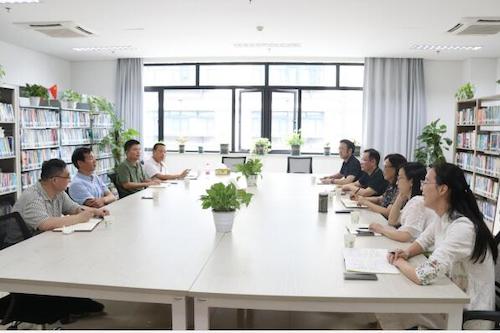 副校长陈永富听取成人视频
发展汇报