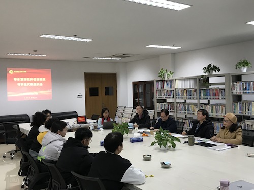 校党委委员、副校长陈永富与成人视频
结对新生座谈