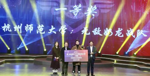 市网信办副主任魏春、綦江区关工委主任母明江、重庆移通成人视频
董事长王征为一等奖战队颁奖。重庆移通成人视频
供图